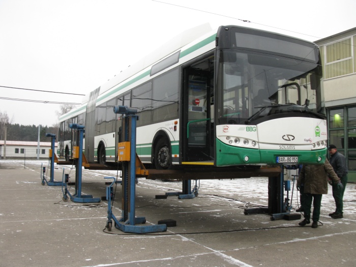 Gelenkobus 051 wird mittels 6 elektrischer Wagenheber angehoben
